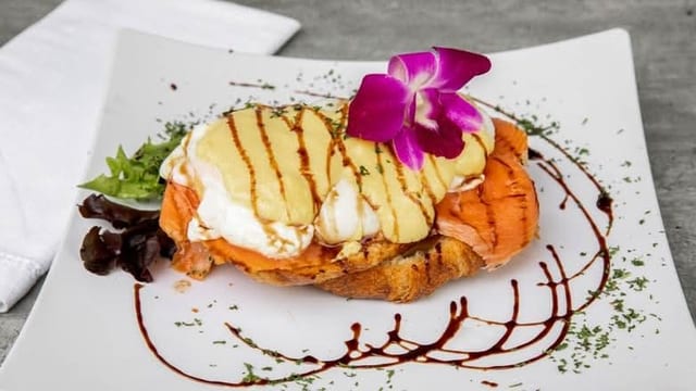 #57B Super Salmon Benedict.